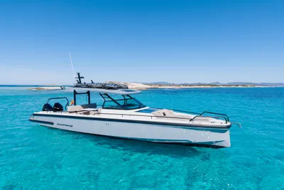 2026 Axopar 37 Sun-Top