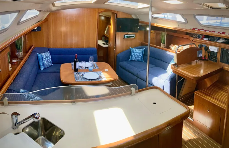 Light Seeker Yacht Photos Pics Luxurious interior of 2005 Hunter 41 AC yacht with cozy seating and dining area.