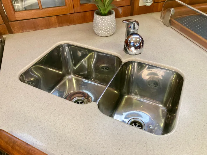 Light Seeker Yacht Photos Pics Stainless steel double sink in 2005 Hunter 41 AC yacht kitchen.