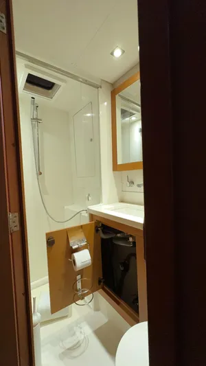 Aquamarine Yacht Photos Pics Bathroom interior of 2013 Lagoon 450 F yacht, featuring shower and vanity.