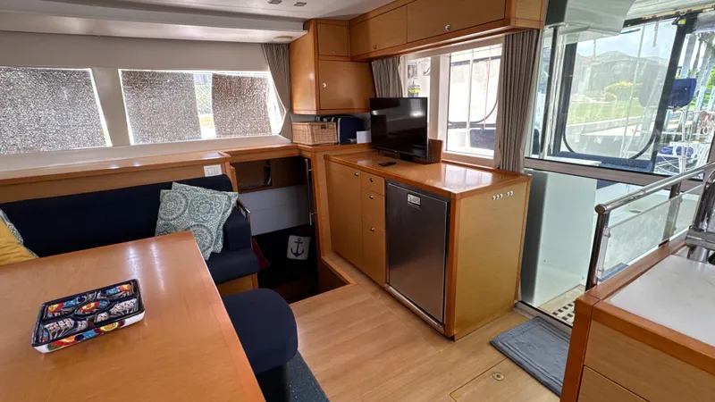 Aquamarine Yacht Photos Pics Interior of 2013 Lagoon 450 F yacht with modern kitchen and seating area.