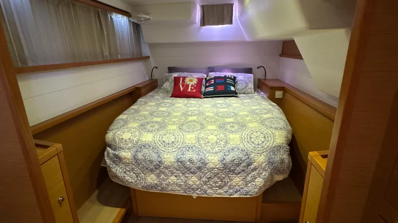 Aquamarine Yacht Photos Pics Cozy bedroom in 2013 Lagoon 450 F yacht with decorative pillows and quilted bedding.
