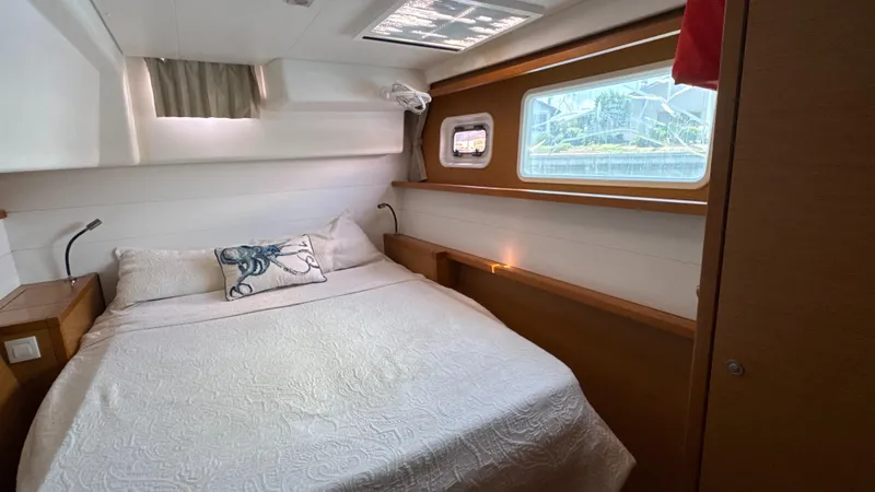 Aquamarine Yacht Photos Pics Cozy bedroom in 2013 Lagoon 450 F yacht with window view and elegant bedding.