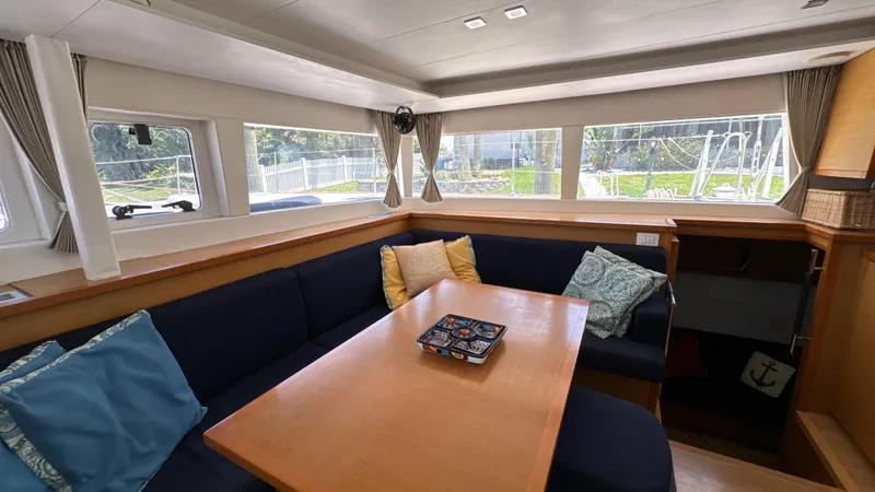 Aquamarine Yacht Photos Pics Interior of 2013 Lagoon 450 F yacht with cozy seating and dining area.