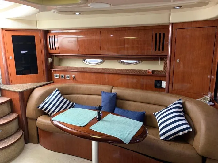 Gyspea 2005 Sea Ray 420 Da Yacht Photos Pics Luxurious interior of 2005 Sea Ray 420 Sundancer yacht with elegant seating and cushions.