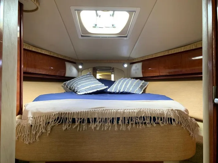 Gyspea 2005 Sea Ray 420 Da Yacht Photos Pics Luxurious cabin interior of 2005 Sea Ray 420 Sundancer yacht with cozy bedding.