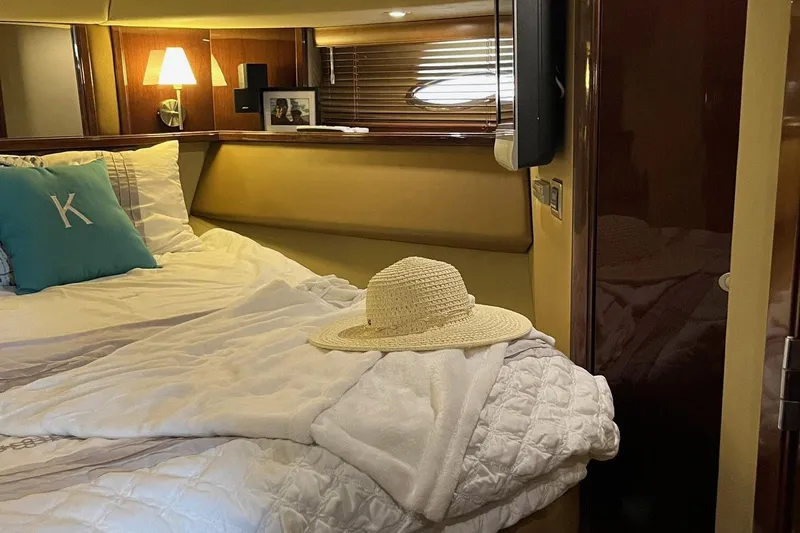 Acrux Yacht Photos Pics Luxurious 2007 Sea Ray 52 Sedan Bridge cabin interior with cozy bed and decor.