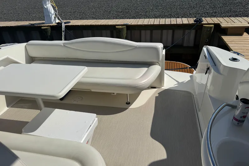  Yacht Photos Pics 2002 Sea Ray 360 Sundancer boat interior with white seating and table.