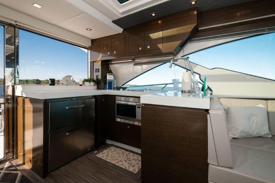 2016 Cruisers Yachts 60 Cantius