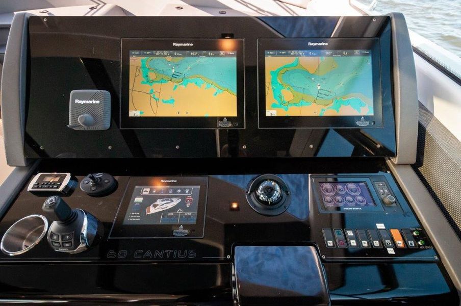 2016 Cruisers Yachts 60 Cantius