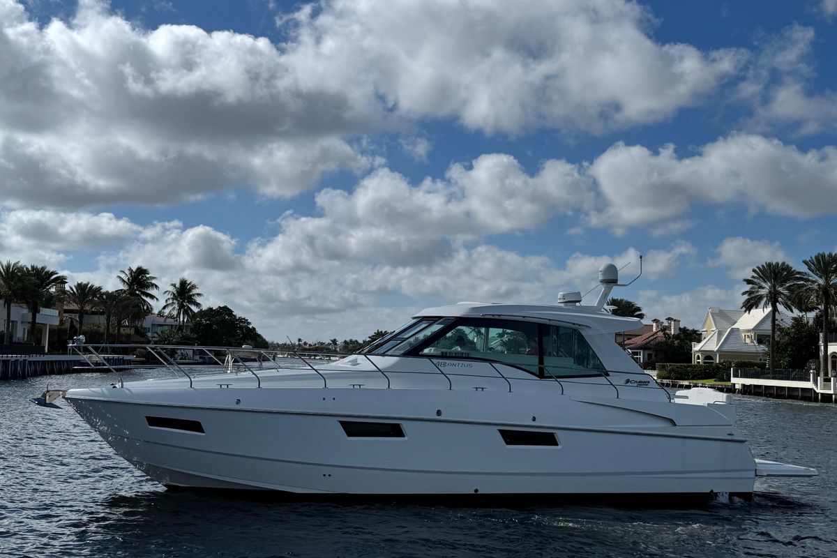 2012 Cruisers Yachts 48 