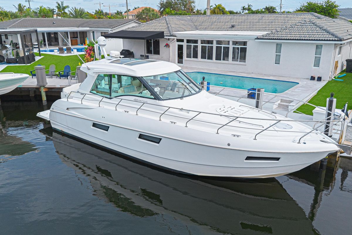 2012 Cruisers Yachts 48 
