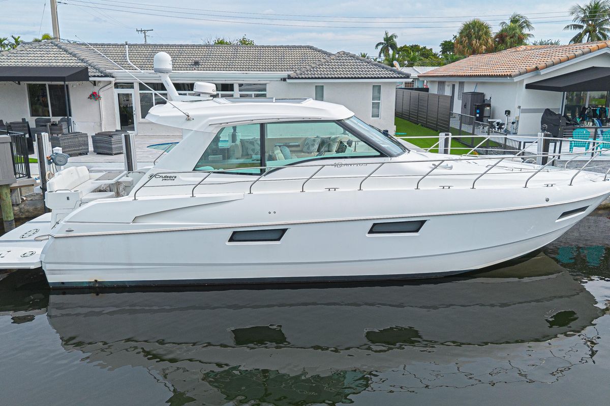 2012 Cruisers Yachts 48 