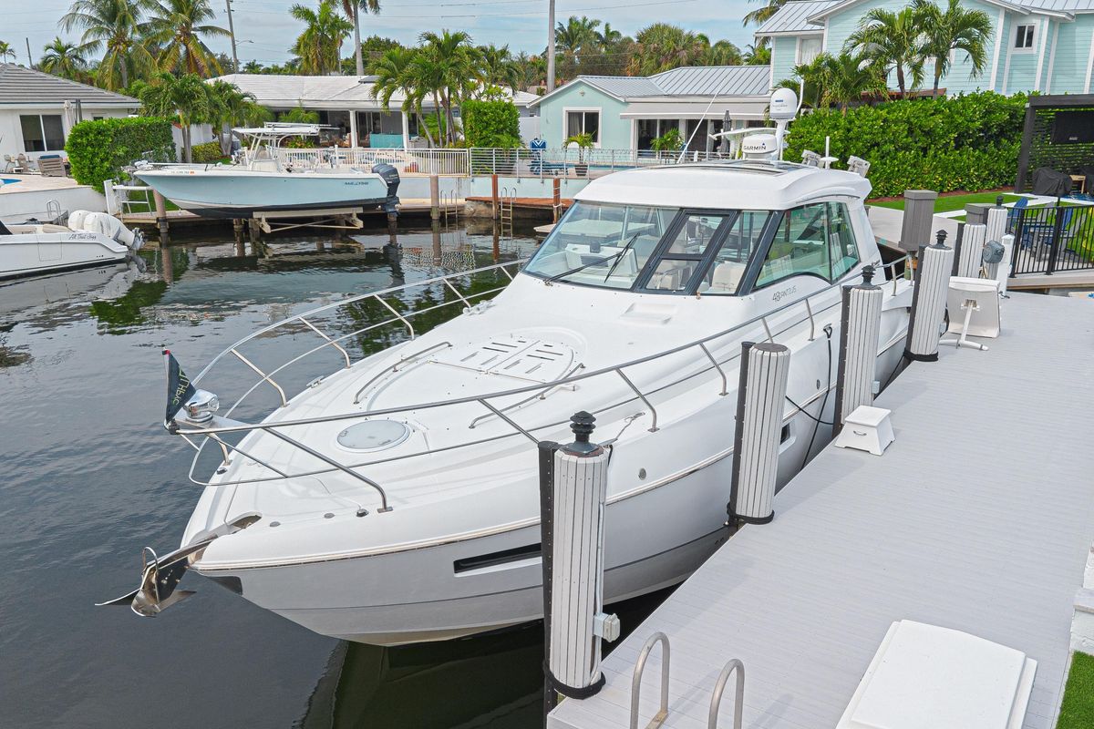 2012 Cruisers Yachts 48 