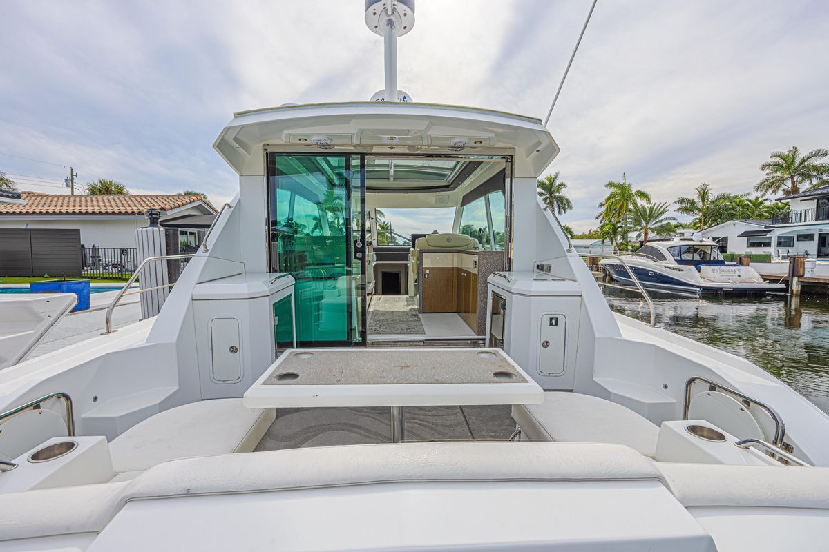 2012 Cruisers Yachts 48 