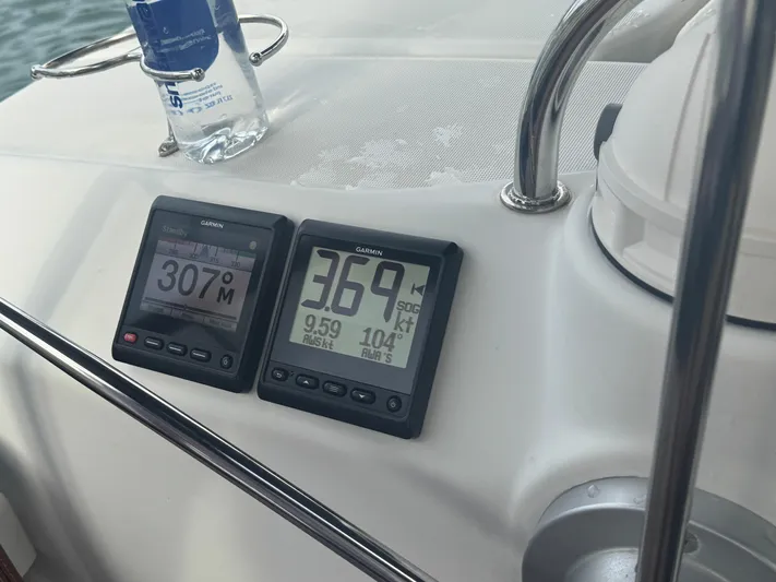 Liquid Sunshine Yacht Photos Pics Beneteau 523 Oceanis 2005 yacht instruments displaying speed and direction.