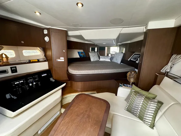 Idylwilde Yacht Photos Pics Interior of 2018 Sea Ray Sundancer 350 Coupe, featuring cozy seating and modern design.