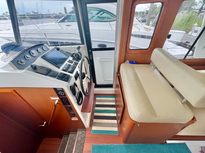 Amour Yacht Photos Pics Interior of 2018 Beneteau Swift Trawler 34, featuring helm and seating area.