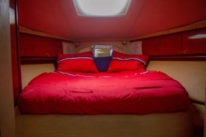 Flingstone 2006 Sea Ray 40 Da Yacht Photos Pics Luxurious red bedroom interior of 2006 Sea Ray 40 Sundancer yacht.
