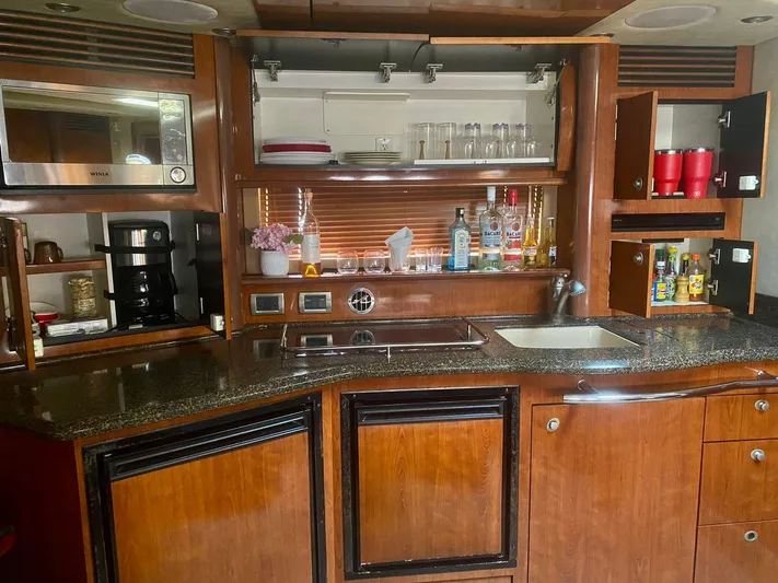 Flingstone 2006 Sea Ray 40 Da Yacht Photos Pics Luxurious kitchen interior of 2006 Sea Ray 40 Sundancer yacht with modern amenities.