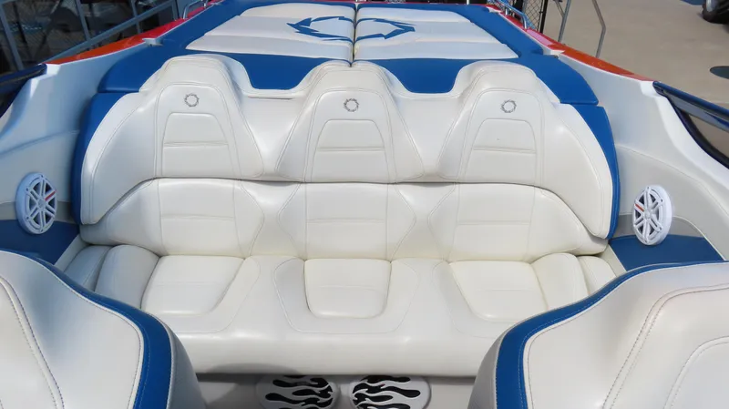  Yacht Photos Pics 2007 Fountain 42 Lightning boat interior with white and blue seating.