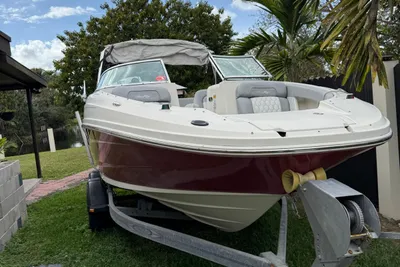 Sea Ray 220 Sundeck