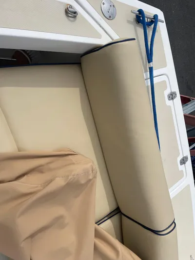  Yacht Photos Pics 2004 Hunt Yachts Surfhunter 29 boat interior with beige seating and blue rope.