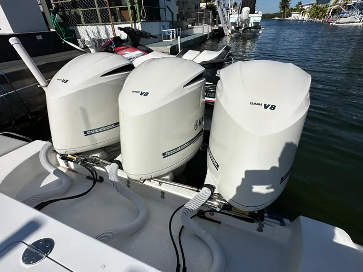  Yacht Photos Pics Triple Yamaha V8 outboard engines on a 2008 Everglades 350 CC boat.