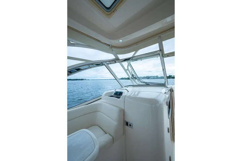  Yacht Photos Pics 2017 Grady-White Freedom 335 boat interior with ocean view.