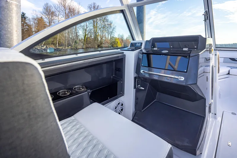  Yacht Photos Pics 2024 Blackfin 252 DC boat interior with modern dashboard and seating.