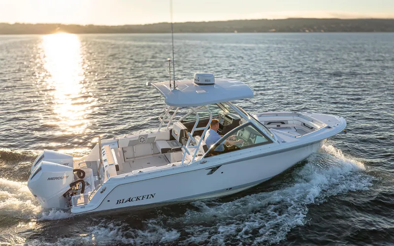  Yacht Photos Pics 2024 Blackfin 252 DC boat cruising on a sunlit lake.