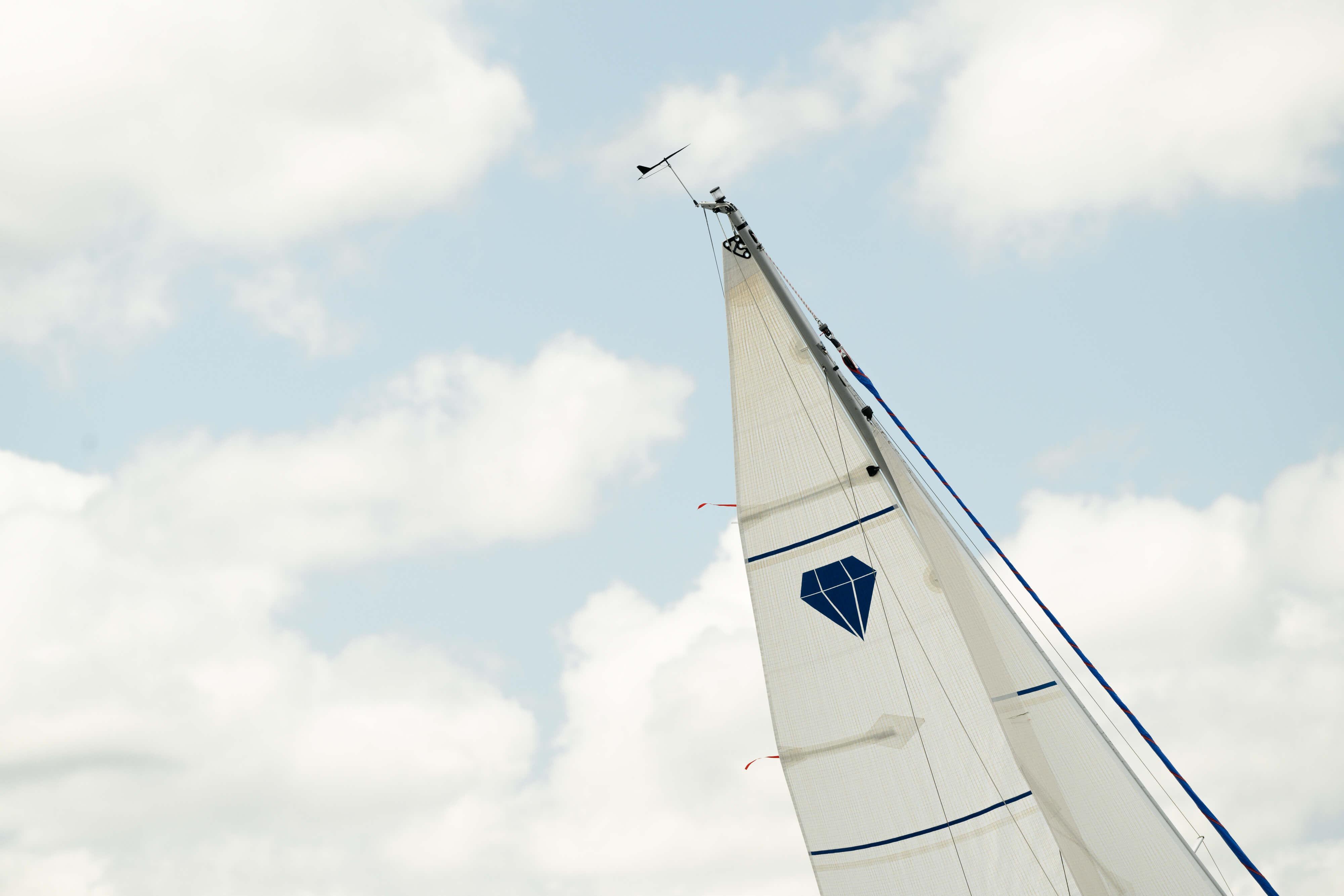 Saffier SC 6.5 Cruise 2026 sailboat mast against cloudy sky.