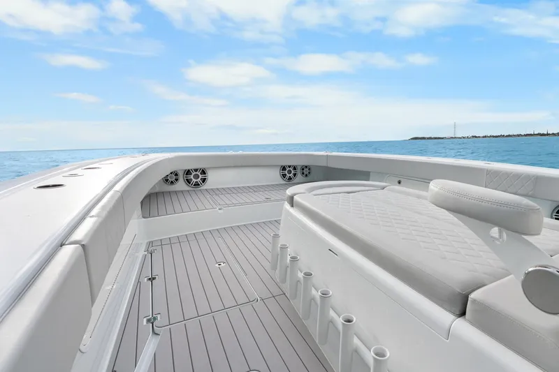  Yacht Photos Pics Luxury Freeman 47 boat deck, 2099 model, on open sea under clear blue sky.