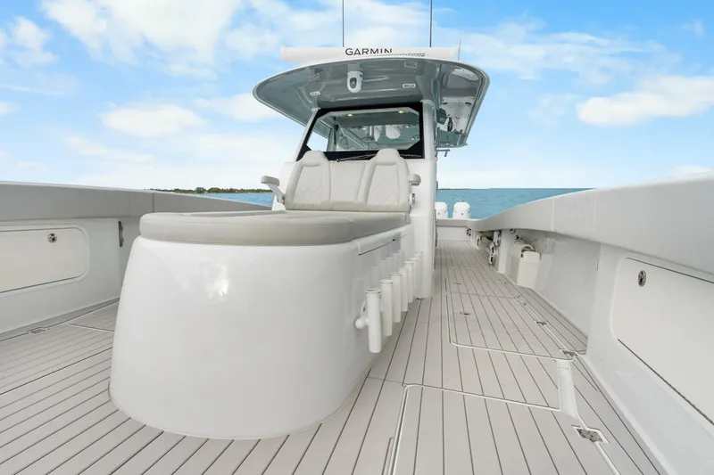 Yacht Photos Pics Freeman 47 boat deck, modern design, spacious seating, ocean view, clear sky, 2099 model.
