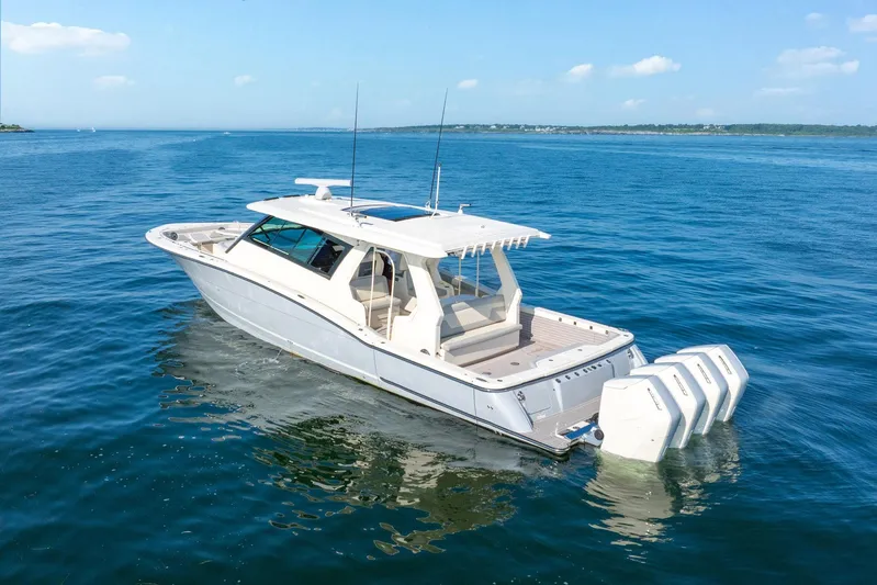 Dealership II Yacht Photos Pics 2023 Scout 530 LXF luxury boat cruising on open water.