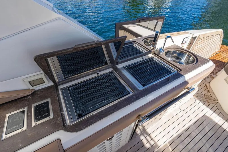Sobe III Yacht Photos Pics Outdoor kitchen on 2019 Sea Ray SLX 400 Outboard yacht with grill and sink.