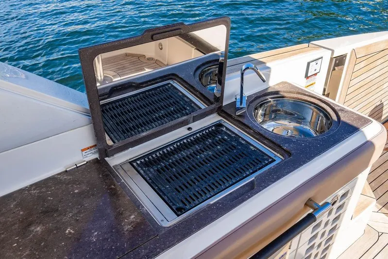 Sobe III Yacht Photos Pics Outdoor kitchen on 2019 Sea Ray SLX 400 Outboard yacht with grill and sink.