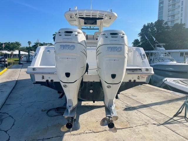 2018 Boston Whaler 330 Outrage