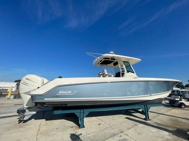 2018 Boston Whaler 330 Outrage