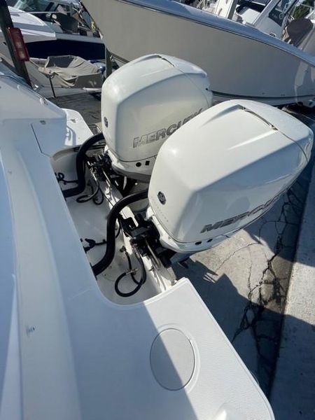 2018 Boston Whaler 330 Outrage