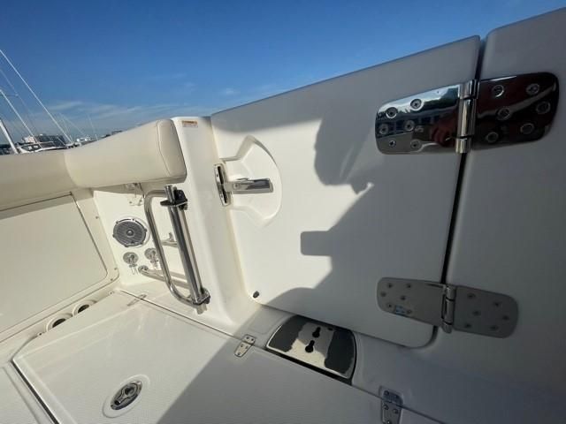 2018 Boston Whaler 330 Outrage