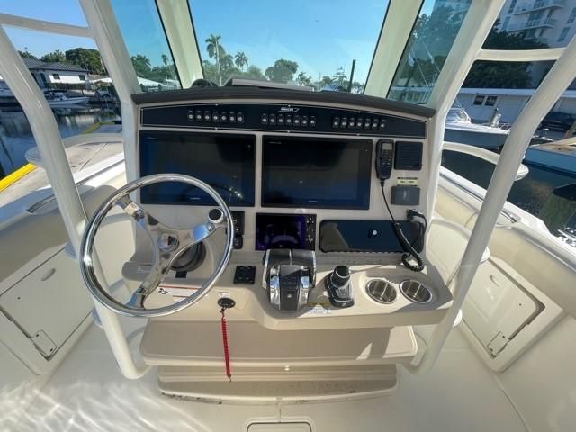 2018 Boston Whaler 330 Outrage