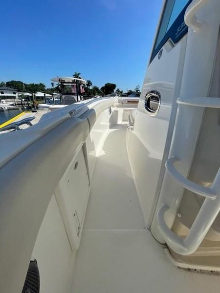 2018 Boston Whaler 330 Outrage