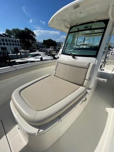 2018 Boston Whaler 330 Outrage