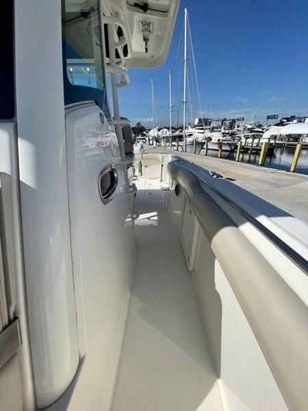 2018 Boston Whaler 330 Outrage