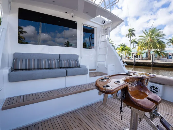 Samurai Yacht Photos Pics 1998 Viking 58 Convertible yacht deck with seating and fishing chair.