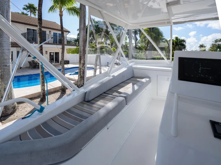 Samurai Yacht Photos Pics 1998 Viking 58 Convertible yacht interior with poolside view and modern seating.