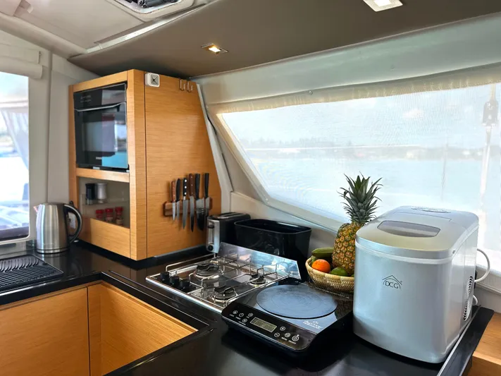 Gemeaux Yacht Photos Pics 