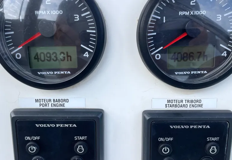 Gemeaux Yacht Photos Pics 