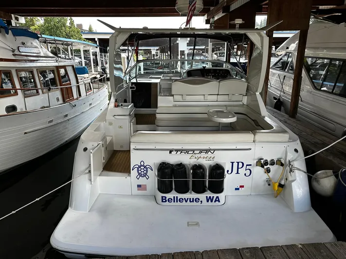  Yacht Photos Pics 2000 Carver 400 Express yacht docked in Bellevue, WA marina.